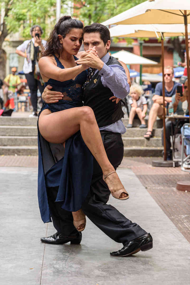 Argentina - Buenos Aires 103 - San Telmo - plaza Dorrego - pareja de bailarines bailando Tango.jpg